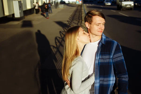 Portret Van Een Gelukkige Paar Knuffelen Straat City Standing Beter — Stockfoto