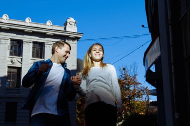Portre atlama ve gülüyor sokakta daha iyi sun.date.the güneş parlar yüzleri, güneşin, çift yüz üzerinden city.standing sarılma mutlu bir çift, Çift