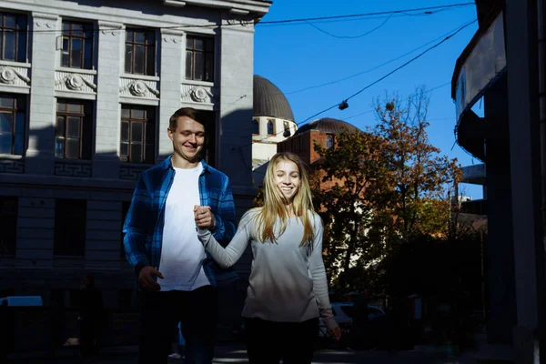 Retrato Casal Feliz Abraçando Rua Cidade Melhor Sol Date Sol — Fotografia de Stock