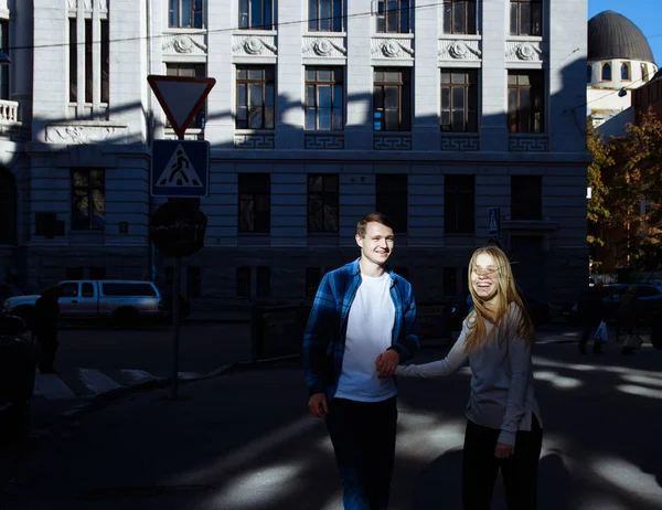 Retrato Una Pareja Feliz Abrazándose Calle Ciudad Sol Brilla Las — Foto de Stock