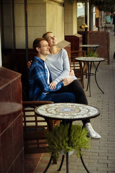 Glückliches Paar Das Draußen Einem Café Sitzt Das Mädchen Den — Stockfoto