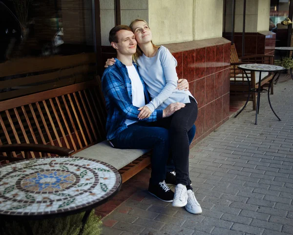 幸福的夫妇坐在户外的咖啡馆 女孩在男人的怀里 — 图库照片