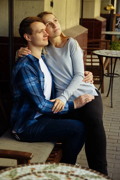 Šťastný Pár Sedí Venku Kavárně Dívku Náručí Toho Chlapa Smiling — Stock fotografie