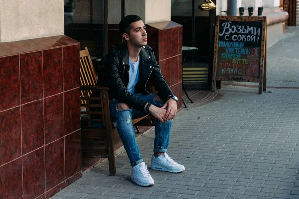 Aantrekkelijke Man Zittend Een Bankje Een Café Straat Witte Sneakers — Stockfoto