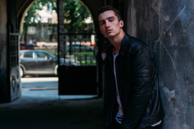 Çekici, seksi güneş gözlüğü sokakta duran adam. kendine güven, şişkinlik ve arrogance.model, poz, Genç bir adam portresi