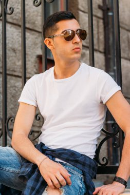 Çekici, seksi güneş gözlüğü sokakta duran adam. kendine güven, şişkinlik ve arrogance.model, poz, Genç bir adam portresi