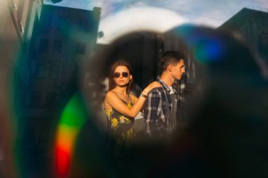 İki siyah bir daire içinde. Bir mutlu, sevgi dolu çift, Aile casusluk. sarılma ve gülüyor. elbiseli kız yaz. Şehrin bir tarih. gökkuşağı gözlem