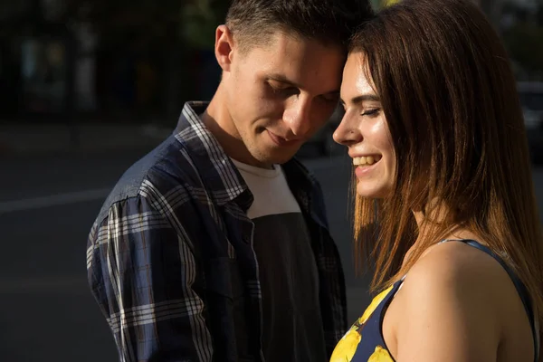 Casal Feliz Amor Girl Sorrindo Homem Pressionado Contra Sua Bochecha — Fotografia de Stock