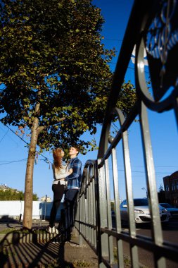 mutlu çifte sarılma, şehirde sokakta öpüşme. Tarih. Biz dünyada yalnızdı.