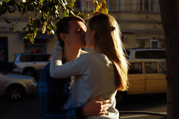 Счастливая пара обнимается, целуется на улице в городе. свидание. мы одни в мире — стоковое фото