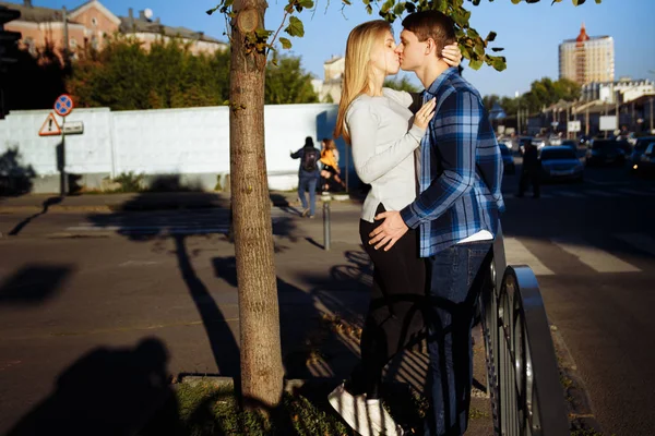 Szczęśliwa para, przytulanie, pocałunki na ulicy w mieście. Data. jesteśmy sami na świecie — Zdjęcie stockowe