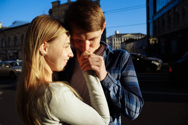 Gelukkige paar knuffelen, zoenen op de straat van de stad. datum. Wij zijn de enigen in de hand world.kiss — Stockfoto