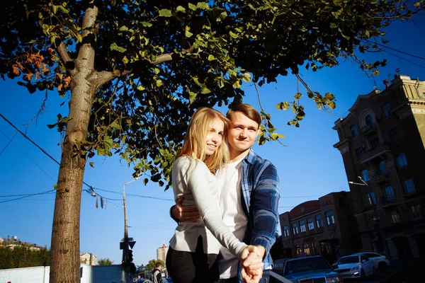 Gelukkige paar knuffelen, lachen en dansen op straat in de stad. datum. Wij zijn de enigen in de wereld — Stockfoto