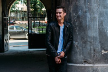 Çekici, seksi güneş gözlüğü sokakta duran adam. kendine güven, şişkinlik ve arrogance.model, poz, Genç bir adam portresi