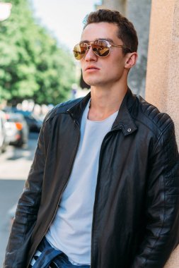 Çekici, seksi güneş gözlüğü sokakta duran adam. kendine güven, şişkinlik ve arrogance.model, poz, Genç bir adam portresi