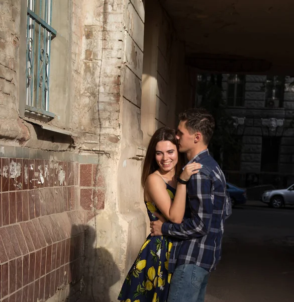 有爱心的夫妇 拥抱和笑 夏天的女孩在礼服 在城市里的约会 — 图库照片