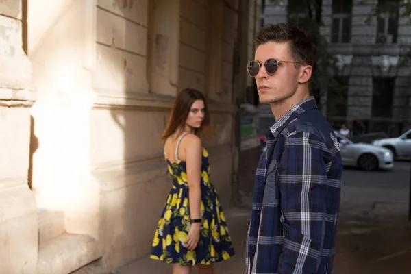 Menina Deixa Guy Happy Casal Amoroso Família Menina Verão Vestido — Fotografia de Stock