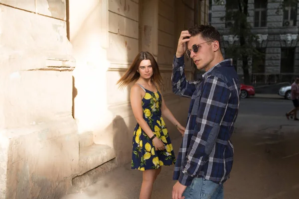 Het Meisje Verlaat Het Guy Happy Liefdevolle Paar Familie Zomer — Stockfoto