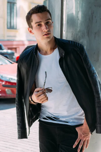 Çekici, seksi güneş gözlüğü sokakta duran adam. kendine güven, şişkinlik ve arrogance.model, poz, Genç bir adam portresi
