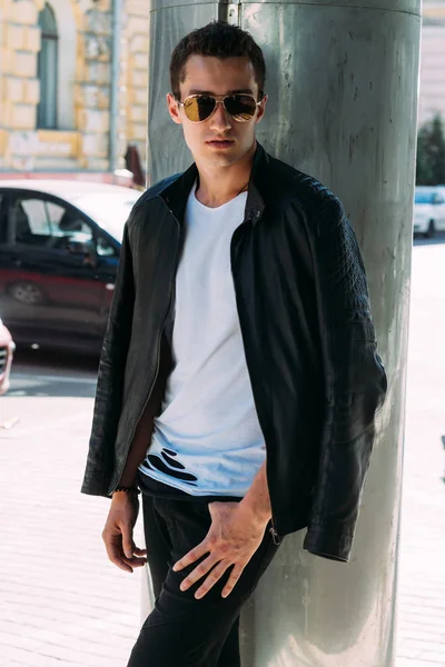 Çekici, seksi güneş gözlüğü sokakta duran adam. kendine güven, şişkinlik ve arrogance.model, poz, Genç bir adam portresi