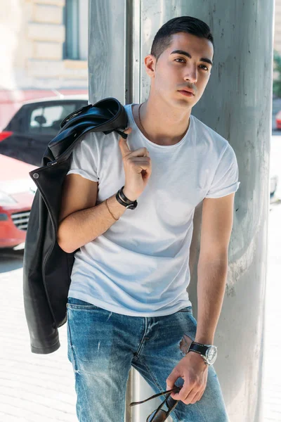 Junger Gutaussehender Typ Weißem Shirt Schwarzer Lederjacke Und Blauer Zerrissener — Stockfoto