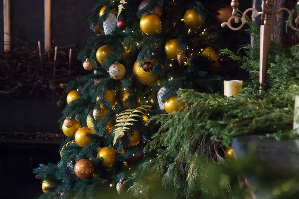 Árbol Navidad Con Bolas Amarillas Velas Decorado Chimenea Marrón Tones — Foto de Stock