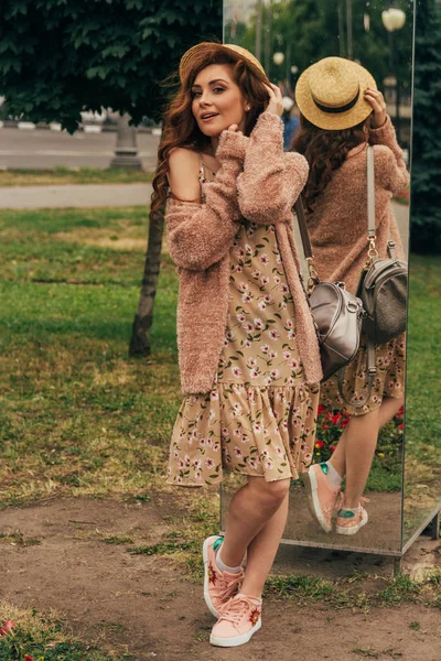 Una Chica Romántica Ciudad Con Vestido Suéter Colores Cálidos Cabello — Foto de Stock