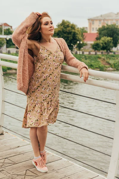 Una Chica Romántica Ciudad Con Vestido Suéter Colores Cálidos Cabello —  Fotos de Stock