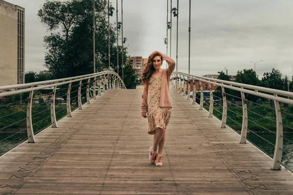 Una Chica Romántica Ciudad Con Vestido Suéter Colores Cálidos Cabello —  Fotos de Stock