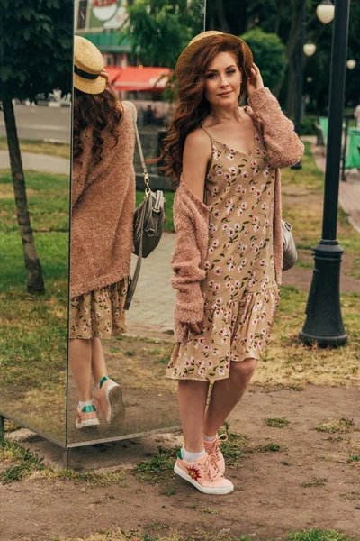 Una Chica Romántica Ciudad Con Vestido Suéter Colores Cálidos Cabello — Foto de Stock