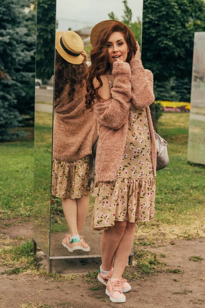 Una Chica Romántica Ciudad Con Vestido Suéter Colores Cálidos Cabello — Foto de Stock