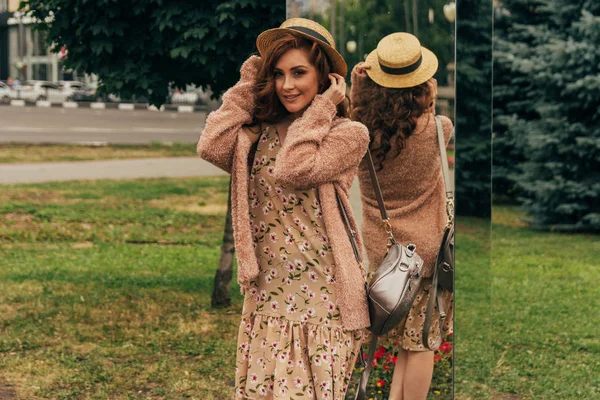 Una Chica Romántica Ciudad Con Vestido Suéter Colores Cálidos Cabello —  Fotos de Stock