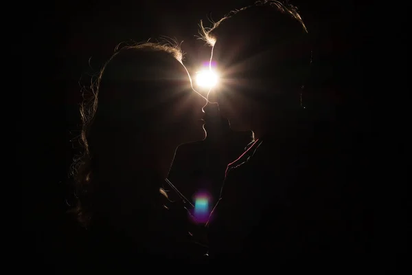 Black Background Couples Heads Them Light Ray Light Unfinished Kiss — Stock Photo, Image