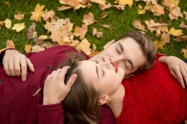 Smiling Couple Lying Grass Close Girl Guy Red Sweaters Heads — Stock Photo, Image