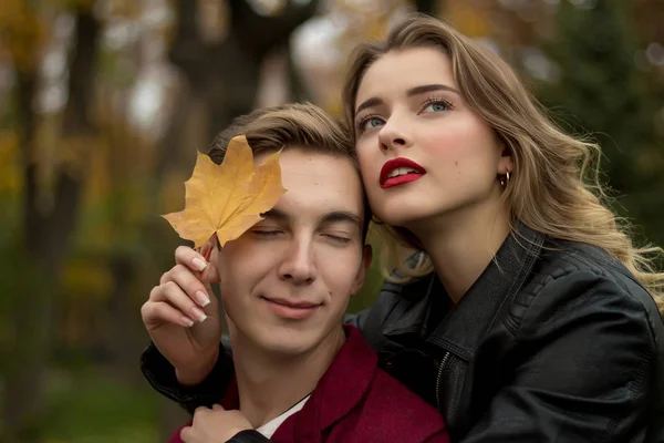 Girl Hugs Guy Smiles Autumn Hug Portrait — Stock Photo, Image