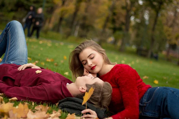 Girl Guy Red Sweaters Jeans Sit Park Green Grass Yellow — Stock Photo, Image