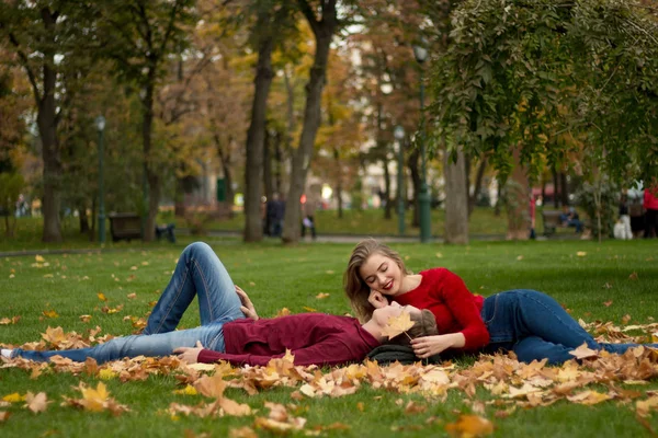 Het Meisje Man Rode Truien Jeans Zitten Het Park Het — Stockfoto