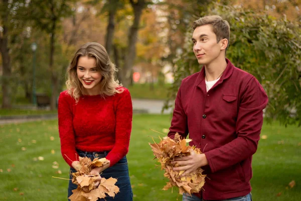 Ein Paar Wirft Gelbe Blätter Ahorn Auf Albern Herum Herbst — Stockfoto