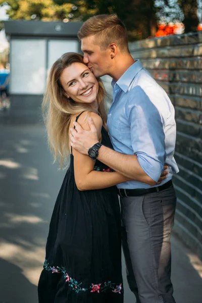Der Kerl Küsst Das Lächelnde Mädchen Auf Die Wange Sommer — Stockfoto