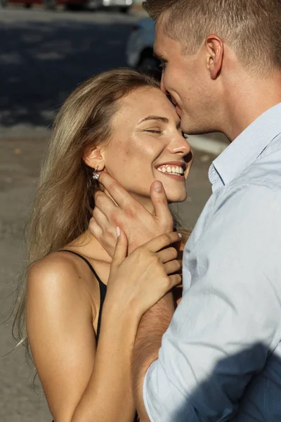 Liebespaar Umarmt Freund Küsst Mädchen Schutz Schützen Lächelnd — Stockfoto