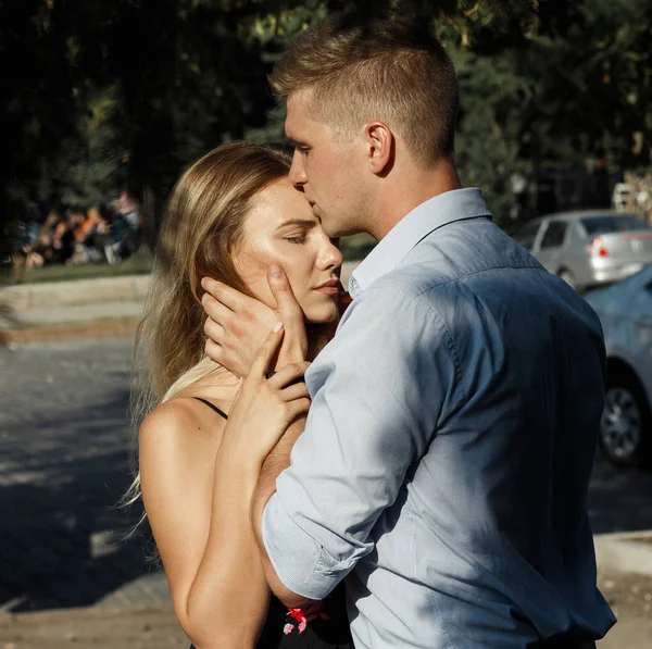Casal Feliz Amor Abraçando Mãos Dadas Data Verão — Fotografia de Stock