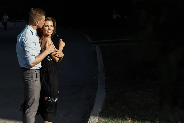 Fundo Preto Abraço Feliz Amoroso Namorado Beijando Menina Abraçando Por — Fotografia de Stock