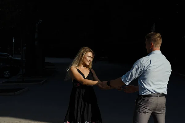 Fundo Preto Casal Amoroso Feliz Casal Dançando Rua Lutando Com — Fotografia de Stock