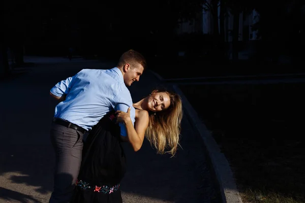 Siyah Arka Plan Bir Sevgi Dolu Çift Sokakta Dans Mutlu — Stok fotoğraf
