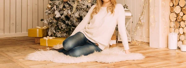 Pige Sidder Nærheden Juletræet Nytår Hvid Sweater Jeans - Stock-foto