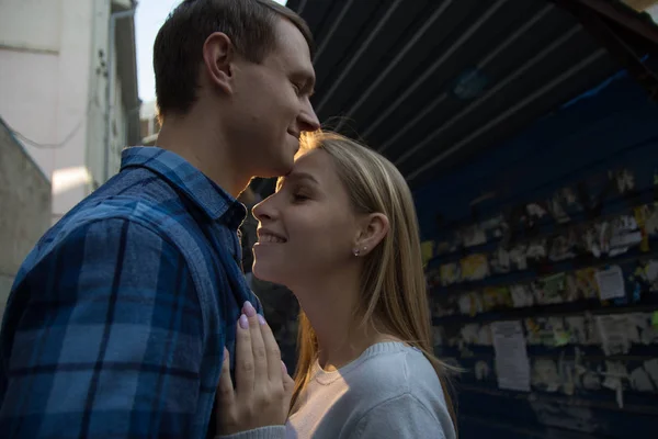 Szczęśliwy uśmiechający się para przytulanie na ulicy na ścianę z reklamy, Randki przez ogłoszenie, Portal randkowy — Zdjęcie stockowe