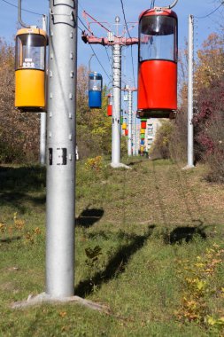 Teleferik kabinleri çok renkli teleferik kabinleri, füniküler, sonbahar ormanın içinde hareket