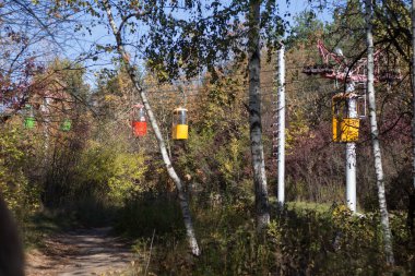 Teleferik kabinleri çok renkli teleferik kabinleri, füniküler, sonbahar ormanın içinde hareket