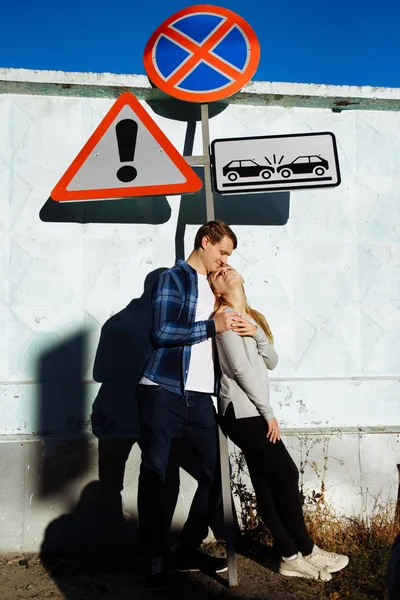 没有规则的爱 一个警告 在一旁的交通标志和他下面的一对有爱心的夫妇 拥抱和亲吻 没有刹车 — 图库照片