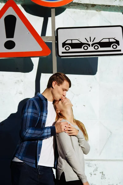 Liebe ohne Regeln ist eine Warnung. Verkehrszeichen am Spielfeldrand und ein Liebespaar unter ihm, das sich umarmt und küsst. ohne Bremsen — Stockfoto